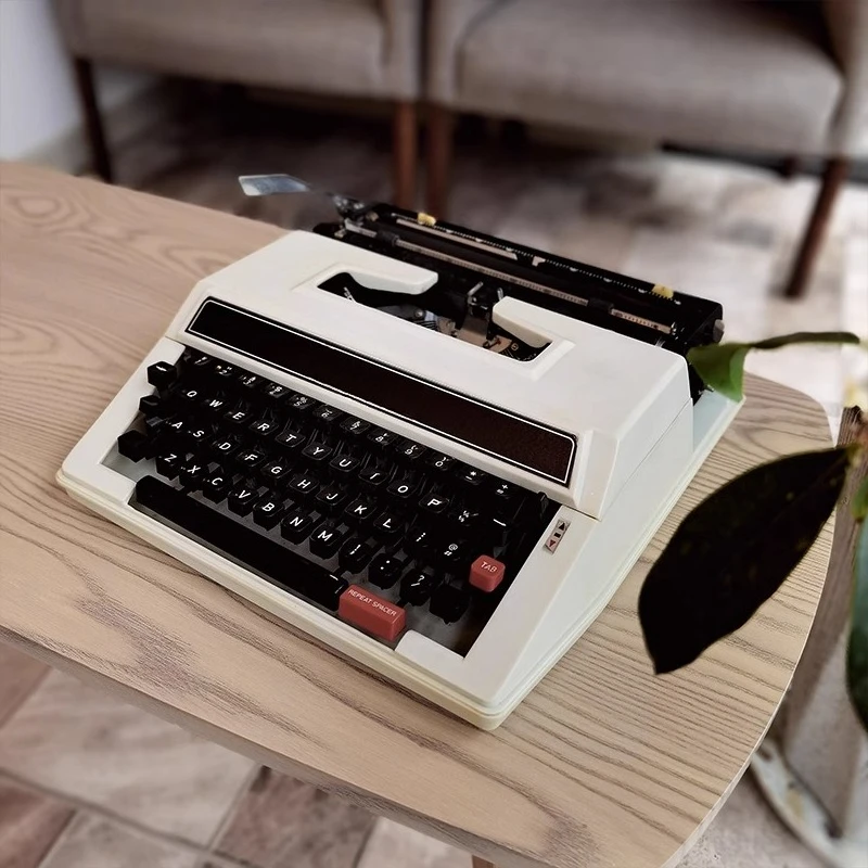 Typewriter White English Mecha - Power Tools English recension och pris