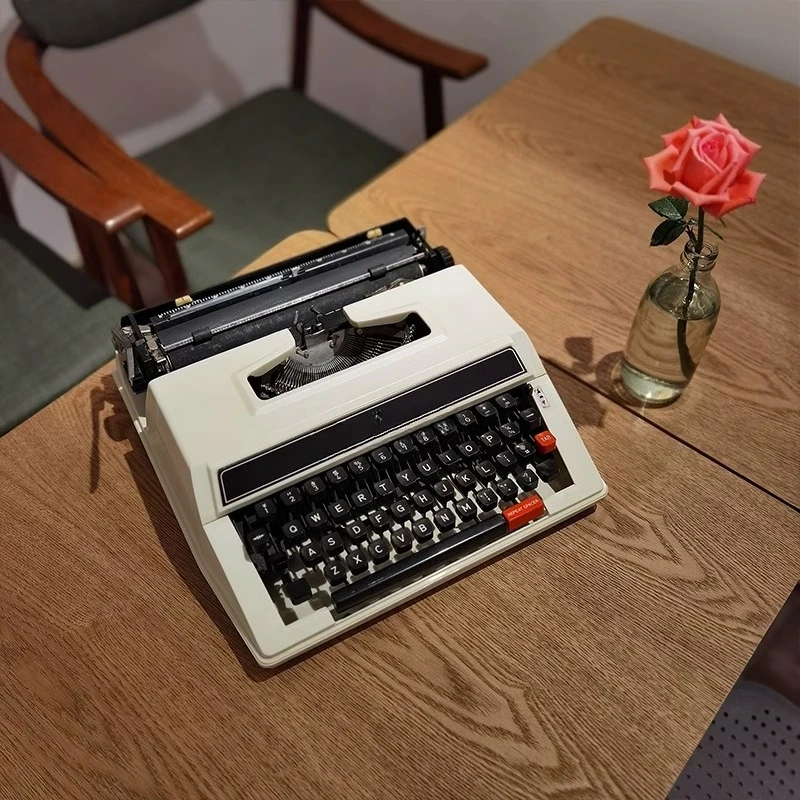 Typewriter White English Mecha - Power Tools English recension och pris
