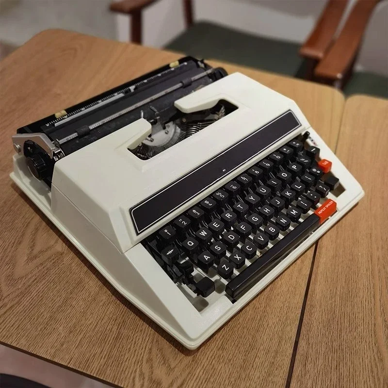 Typewriter White English Mecha - Power Tools English recension och pris
